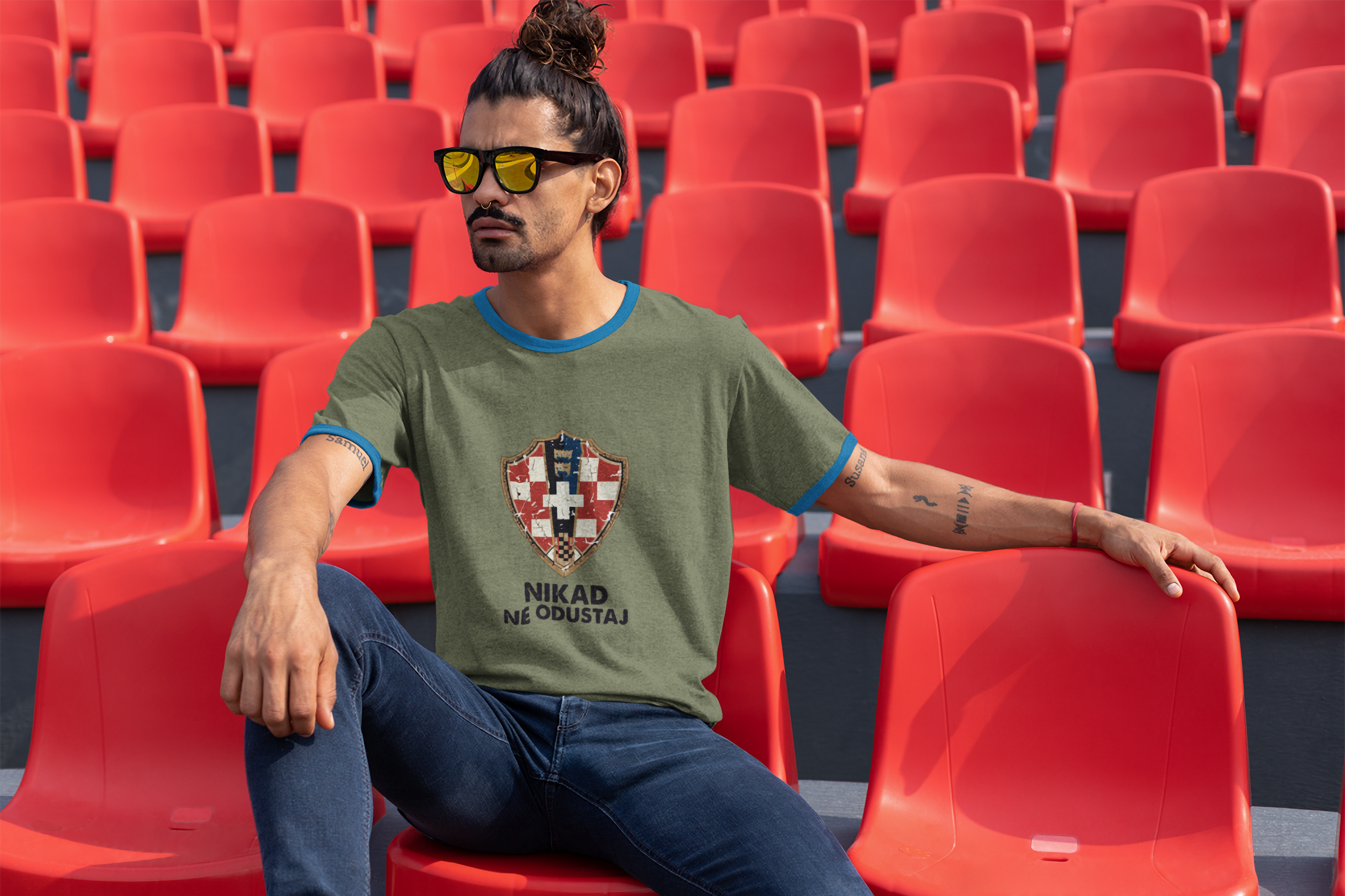 Croatian Crest T-Shirt — "Nikad Ne Odustaj" (Never Give Up)